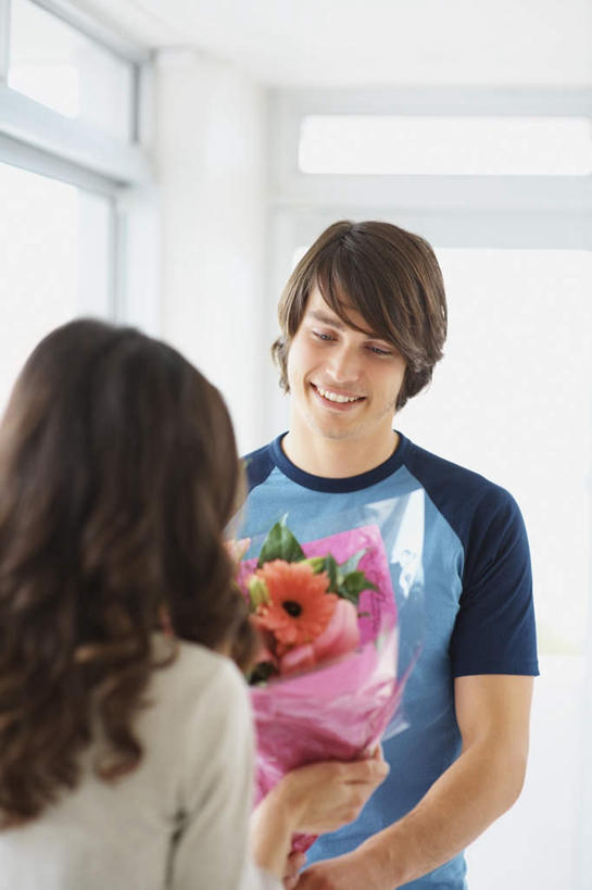 西方人,背部,两个人,站,捧,笑,微笑,露齿笑,竖图,室内,白天,正面,爱情,窗户,欧洲,欧洲人,握,服装,盛开,墙,浪漫,拿,花蕾,拿着,注视,休闲装,玻璃窗,墙壁,墙面,花,花瓣,花朵,鲜花,衣服,花苞,花蕊,观察,看,站着,休闲,温暖,温馨,休闲服,恩爱,握着,恋人,服饰,观看,和睦,察看,关注,男人,男性,年轻男性,年轻女性,女人,女性,白种人,情侣,端,端着,捧着,手捧,站立,半身,彩图,伴侣,融洽