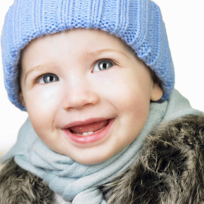 西方人,婴儿,儿童,一个人,笑,微笑,露齿笑,方图,室内,白天,白色背景,正面,纯洁,帽子,欧洲,欧洲人,仅一个人,服装,装饰,注视,休闲装,小孩,衣服,围巾,观察,看,休闲,温暖,休闲服,可爱,摄影,服饰,活泼,影棚,围脖,观看,保暖,华丽,点缀,察看,御寒,关注,宝宝,纯真,烂漫,无邪,衬托,美观,雅致,雅观,棉帽,伶俐,天真,白种人,孩子,半身,彩图,影棚拍摄,拍摄
