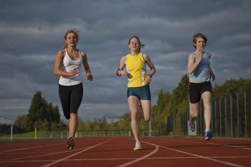 西方人,三个人,伙伴,朋友,运动员,体育馆,运动场,跑,横图,室外,白天,正面,运动服,锻炼,友谊,运动,植物,欧洲,欧洲人,服装,云,云朵,跑道,云彩,注视,体育场,树,树木,衣服,蓝色,绿色,白云,蓝天,天空,自然,天,观察,看,服饰,田径场,生长,晴朗,成长,观看,察看,衣着,穿着,关注,塑胶跑道,运动馆,衣饰,体育,友情,年轻女性,女人,女性,白种人,晴空,体育运动员,运动选手,跑步,彩图,全身,健身,全天候田径运动跑道,运动装