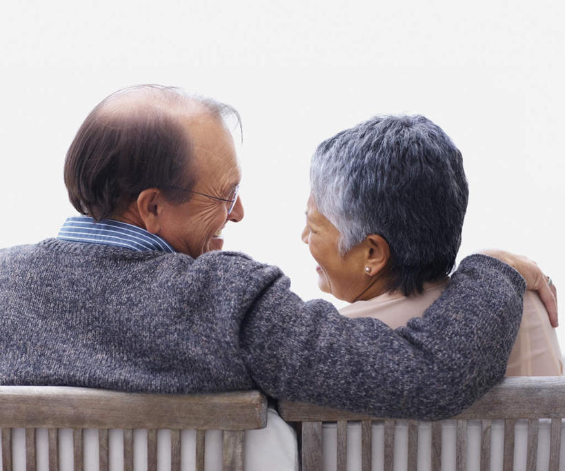 西方人,中年人,两个人,家庭,夫妻,坐,抱,笑,微笑,露齿笑,横图,室外,白天,爱情,椅子,欧洲,欧洲人,服装,木椅,浪漫,扭头,注视,休闲装,背面,衣服,观察,看,转头,休闲,温暖,温馨,一家人,休闲服,恩爱,恋人,服饰,抱着,观看,和睦,察看,搂着,关注,男人,男性,女人,女性,中年男性,中年女性,白种人,夫妇,情侣,搂,搂抱,坐着,半身,彩图,伴侣,融洽