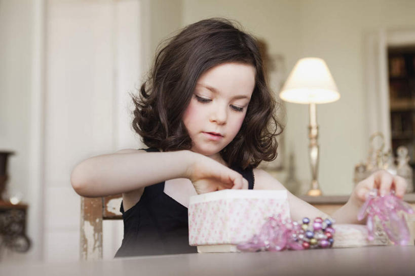 西方人,儿童,一个人,站,横图,室内,白天,正面,纯洁,台灯,桌面,桌子,礼盒,礼物,照明,珠宝,欧洲,欧洲人,仅一个女性,仅一个人,握,服装,朦胧,模糊,木制,纸盒,墙,灯光,拿,拿着,注视,休闲装,墙壁,墙面,灯,盒子,小孩,衣服,包装盒,木制品,礼品盒,灯具,观察,看,站着,仅一个小孩,休闲,休闲服,可爱,童年,童趣,握着,服饰,礼品,观看,照亮,察看,照明设备,关注,童真,烂漫,无邪,天真,女孩,女人,女性,白种人,孩子,站立,半身,彩图,女生