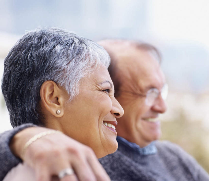 西方人,脸,头,脸颊,手,两个人,家庭,夫妻,坐,抱,笑,微笑,露齿笑,横图,室外,特写,白天,侧面,爱情,欧洲,欧洲人,服装,朦胧,模糊,眼镜,浪漫,注视,休闲装,肩膀,衣服,观察,看,休闲,温暖,温馨,一家人,手部,休闲服,恩爱,恋人,服饰,抱着,观看,老花镜,单手,和睦,察看,搂着,关注,远视眼镜,男人,男性,年轻男性,女人,女性,中年女性,白种人,头部,脸部,脸蛋,面部,夫妇,情侣,搂,搂抱,坐着,半身,彩图,伴侣,融洽