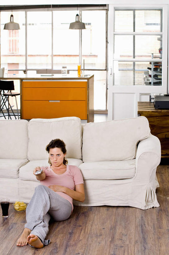 点心,西方人,一个人,客厅,坐,竖图,室内,白天,正面,窗户,地板,靠垫,沙发,玻璃,欧洲,欧洲人,仅一个女性,仅一个人,握,服装,食品,靠枕,地面,拿,拿着,注视,休闲装,木地板,玻璃窗,玻璃制品,食物,衣服,容器,垫子,碗,遥控器,枕头,零食,观察,看,靠,靠着,仅一个中年女性,休闲,休闲服,爆米花,握着,服饰,观看,储藏,察看,起居室,储存,关注,布艺沙发,垃圾食品,膨化食品,零嘴,客堂,女人,女性,中年女性,白种人,坐着,彩图,全身,贮存