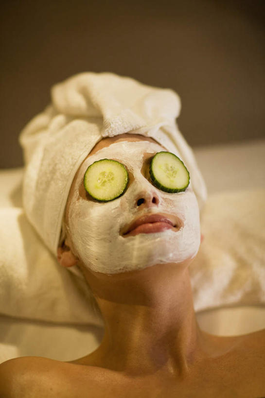 西方人,一个人,躺,竖图,室内,白天,正面,化妆,美容,床,黄瓜,蔬菜,欧洲,欧洲人,仅一个年轻女性,仅一个女性,仅一个人,护肤,新鲜,美白,纺织物,食品,床单,被子,裸露,食物,化妆品,毛巾,清洁,保养,享受,休闲,面膜,放松,去角质,保健,有机食品,绿色食品,保湿,保暖,滋润,被单,护肤品,化妆用品,去死皮,裸,护肤用品,舒缓,透气,养颜,按摩床,防水,膏状,膏状面膜,去污,控油,紧肤,嫩肤,祛痘,去痘,祛角质,抗衰,再生,增白,补水,祛斑,抗皱,防皱,除皱,去皱,储水,耐磨,吸水,卧着,年轻女性,女人,女性,白种人,青瓜,胡瓜,躺着,卧,半身,彩图,搓背床,理疗床,美容床,指压床