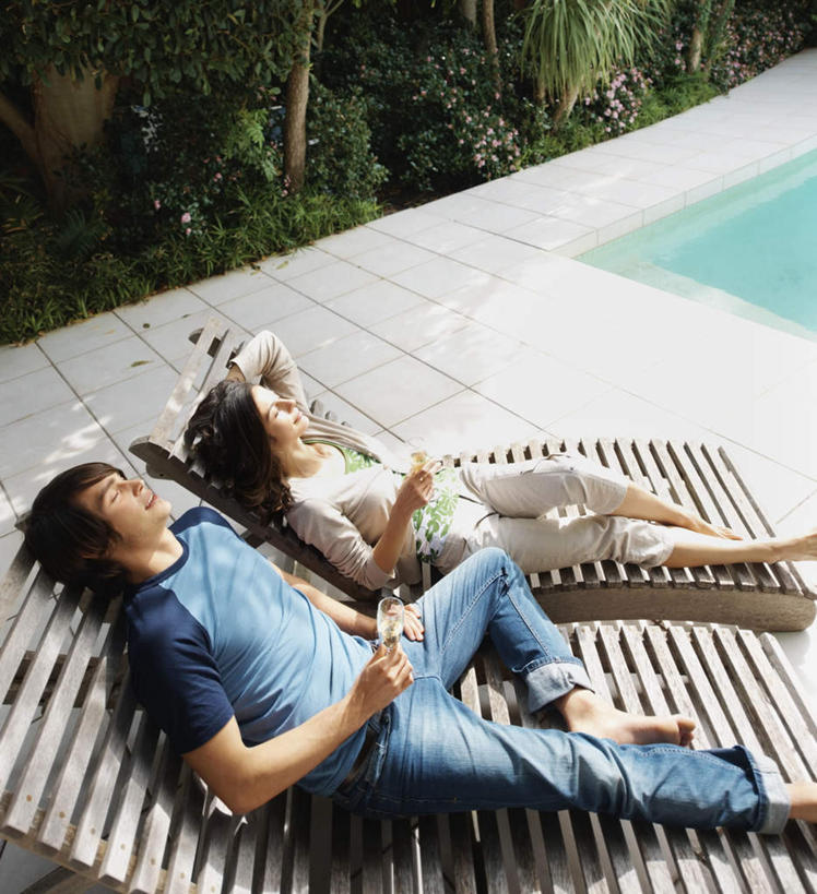 葡萄酒,西方人,两个人,游泳池,躺,笑,微笑,竖图,俯视,室外,白天,爱情,奢侈,快乐,水,植物,杯子,椅子,欧洲,欧洲人,阴影,服装,光线,高脚杯,影子,躺椅,水池,水面,浪漫,注视,休闲装,泳池,玻璃制品,酒,树,树木,饮料,衣服,绿色,阳光,自然,酒杯,香槟,观察,看,休闲,温暖,温馨,休闲服,恩爱,诱惑,恋人,服饰,生长,成长,观看,沙滩椅,和睦,察看,关注,香槟杯,气泡酒,起泡酒,汽酒,卧着,男人,男性,年轻男性,年轻女性,女人,女性,白种人,情侣,玻璃杯,躺着,卧,半身,彩图,高角度拍摄,高兴,欢笑,伴侣,融洽