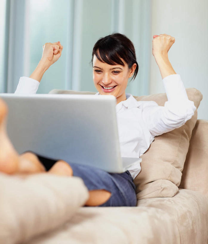 西方人,一个人,客厅,坐,举,笑,微笑,露齿笑,竖图,室内,白天,正面,电脑,笔记本电脑,靠垫,沙发,欧洲,欧洲人,仅一个女性,仅一个人,服装,朦胧,模糊,网络,墙,靠枕,注视,休闲装,通讯设备,墙壁,墙面,衣服,垫子,枕头,观察,看,靠,靠着,托,仅一个中年女性,休闲,休闲服,服饰,观看,察看,无线,起居室,关注,通信设备,无线网络,布艺沙发,无线上网,便携式电脑,客堂,手提电脑,女人,女性,中年女性,白种人,举起,举手,举着,向上举,向上伸,向上托,坐着,半身,彩图