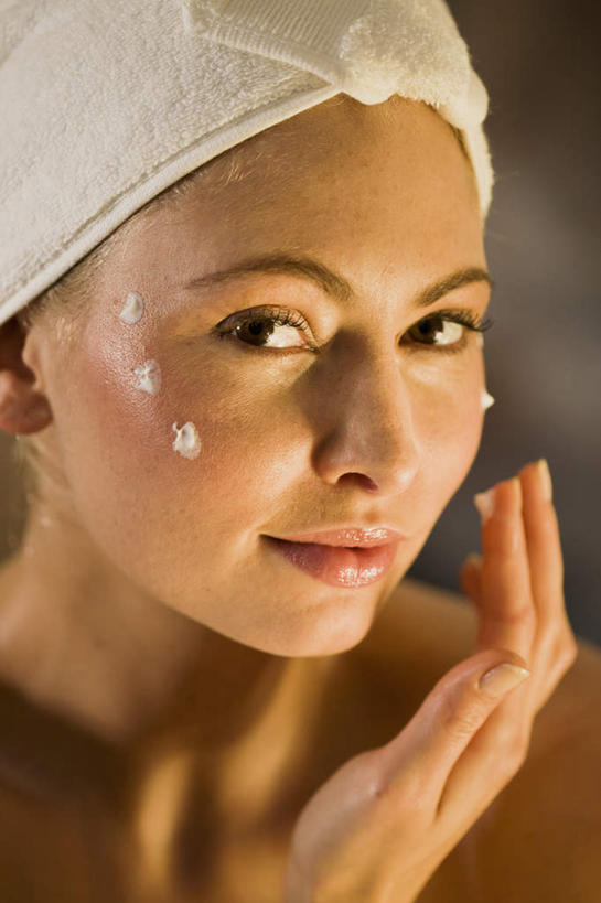 西方人,脸,头,脸颊,手,一个人,竖图,室内,特写,白天,正面,化妆,美容,欧洲,欧洲人,仅一个年轻女性,仅一个女性,仅一个人,擦,抚摸,护肤,朦胧,模糊,美白,纺织物,润肤露,注视,裸露,肩膀,毛巾,观察,看,清洁,保养,享受,休闲,手部,放松,去角质,擦拭,保健,观看,保湿,保暖,单手,察看,滋润,乳液,护肤品,关注,去死皮,裸,护肤用品,舒缓,透气,养颜,防水,去污,控油,紧肤,嫩肤,祛痘,去痘,祛角质,抗衰,再生,增白,补水,祛斑,抗皱,防皱,除皱,去皱,储水,耐磨,吸水,揩擦,拭,年轻女性,女人,女性,白种人,头部,脸部,脸蛋,面部,半身,彩图,轻抚