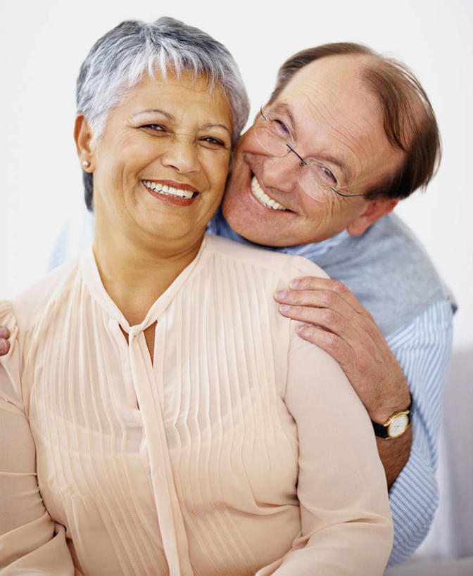 西方人,老年人,两个人,家庭,夫妻,坐,抱,笑,微笑,露齿笑,竖图,室内,白天,正面,爱情,欧洲,欧洲人,服装,时间,时钟,手表,眼镜,墙,浪漫,计时,注视,休闲装,墙壁,墙面,衣服,钟表,观察,看,靠,靠着,休闲,温暖,温馨,一家人,休闲服,表,恩爱,恋人,服饰,抱着,观看,老花镜,腕表,和睦,察看,搂着,关注,远视眼镜,老年男性,老年女性,男人,男性,女人,女性,白种人,夫妇,情侣,钟,搂,搂抱,坐着,半身,彩图,伴侣,融洽