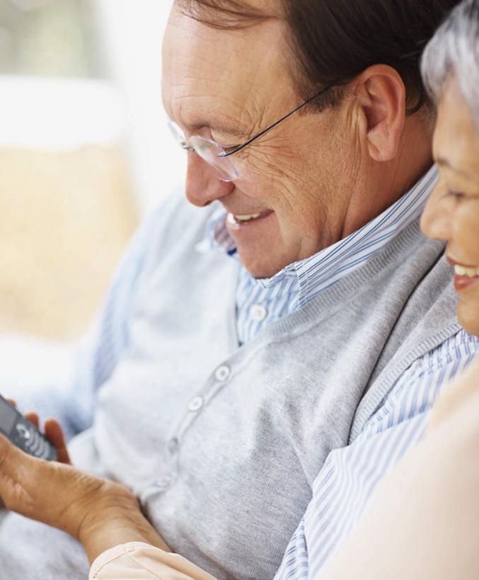 西方人,老年人,脸,头,脸颊,手,胸,两个人,家庭,夫妻,坐,笑,微笑,露齿笑,竖图,室内,特写,白天,侧面,爱情,欧洲,欧洲人,握,服装,朦胧,模糊,眼镜,浪漫,拿,拿着,注视,休闲装,衣服,观察,看,休闲,温暖,温馨,一家人,手部,休闲服,恩爱,握着,恋人,服饰,观看,老花镜,单手,和睦,察看,关注,远视眼镜,老年男性,老年女性,男人,男性,女人,女性,白种人,头部,胸部,脸部,脸蛋,面部,夫妇,情侣,坐着,半身,彩图,伴侣,融洽