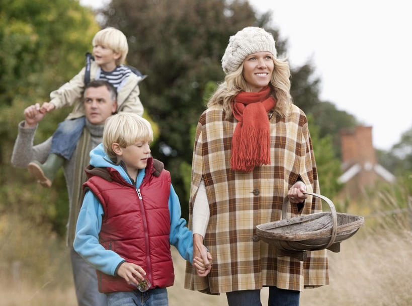 西方人,儿童,中年人,四个人,家庭,夫妻,母亲,父亲,儿子,站,坐,握手,交叉,横图,室外,白天,正面,爱情,纯洁,植物,竹子,帽子,欧洲,欧洲人,牵,握,竹制,服装,枯萎,装饰,编织,篮子,枯草,浪漫,拿,拿着,注视,休闲装,草,树,树木,小孩,骑,衣服,黄色,绿色,自然,围巾,竹篮,观察,看,扛,站着,休闲,温暖,温馨,父子,母子,一家人,休闲服,恩爱,父爱,可爱,母爱,童年,童趣,握着,恋人,服饰,生长,成长,围脖,观看,牵着,竹条,保暖,华丽,交织,点缀,和睦,察看,竹制品,御寒,关注,童真,烂漫,无邪,衬托,美观,雅致,雅观,棉帽,穿插,扛在肩上,骑在肩上,天真,男孩,男人,男性,女人,女性,中年男性,中年女性,白种人,孩子,夫妇,情侣,搀手,拉手,手拉手,手握手,站立,坐着,半身,彩图,伴侣,融洽,男生