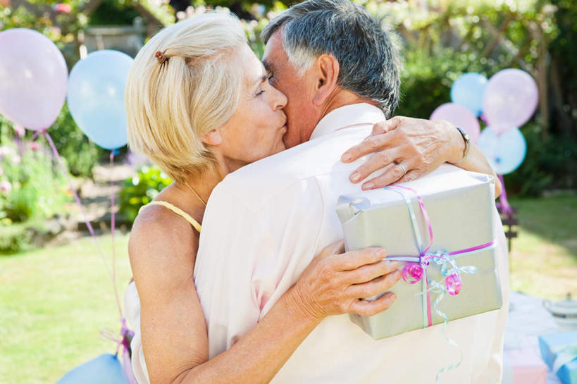 西方人,老年人,背部,两个人,家庭,夫妻,站,抱,吻,横图,室内,白天,正面,爱情,草地,草坪,植物,礼盒,礼物,欧洲,欧洲人,许多,握,阴影,服装,朦胧,模糊,装饰,光线,丝绸,丝带,影子,纸盒,塑料,缎带,很多,浪漫,拿,拿着,扭头,休闲装,绸带,盒子,草,树,树木,一个,衣服,绿色,阳光,自然,包装盒,气球,塑料制品,礼品盒,站着,转头,休闲,温暖,温馨,一家人,休闲服,橡胶,恩爱,握着,恋人,服饰,礼品,生长,单个,成长,抱着,华丽,修饰,点缀,和睦,搂着,橡胶制品,衬托,美观,雅致,雅观,老年男性,老年女性,男人,男性,女人,女性,白种人,夫妇,情侣,怀抱,搂,搂抱,亲,亲吻,相抱,拥抱,站立,半身,彩图,伴侣,融洽