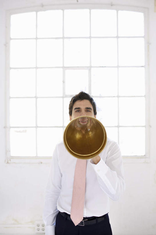 西方人,一个人,商务人士,商务男性,站,竖图,室内,白天,正面,衬衫,窗户,欧洲,欧洲人,仅一个男性,仅一个人,仅一个中年男性,握,套装,墙,拿,拿着,注视,喇叭,玻璃窗,墙壁,墙面,一个,话筒,观察,看,站着,握着,单个,观看,察看,关注,传声筒,商务装,工薪阶层,男人,男性,中年男性,白种人,白领,上班族,站立,半身,彩图,衬衣