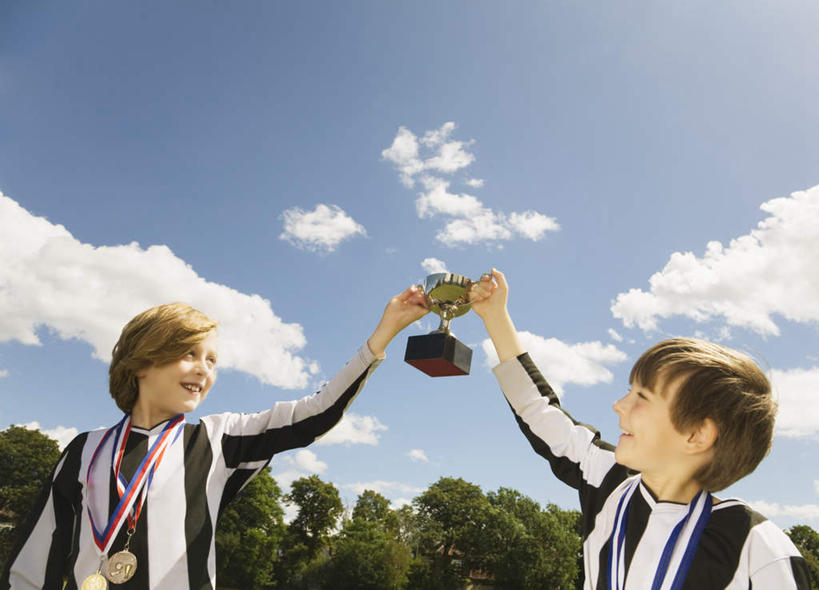 西方人,儿童,两个人,伙伴,朋友,运动员,站,举,笑,微笑,露齿笑,横图,室外,白天,仰视,运动服,友谊,纯洁,成功,胜利,合作,团队,植物,欧洲,欧洲人,握,阴影,服装,光线,影子,云,云朵,拿,足球运动员,云彩,拿着,扭头,注视,树,树木,一个,小孩,衣服,蓝色,绿色,白云,蓝天,天空,阳光,自然,天,观察,看,托,站着,转头,光彩,可爱,童年,童趣,战略,握着,服饰,生长,晴朗,单个,成长,观看,察看,衣着,穿着,关注,奖牌,金牌,荣誉,奖品,童真,烂漫,无邪,联合,合谋,荣耀,衣饰,光荣,配合,天真,协作,男孩,男人,男性,白种人,晴空,体育运动员,运动选手,举起,举手,举着,向上举,向上伸,向上托,站立,半身,彩图,低角度拍摄,奖杯,男生,运动装