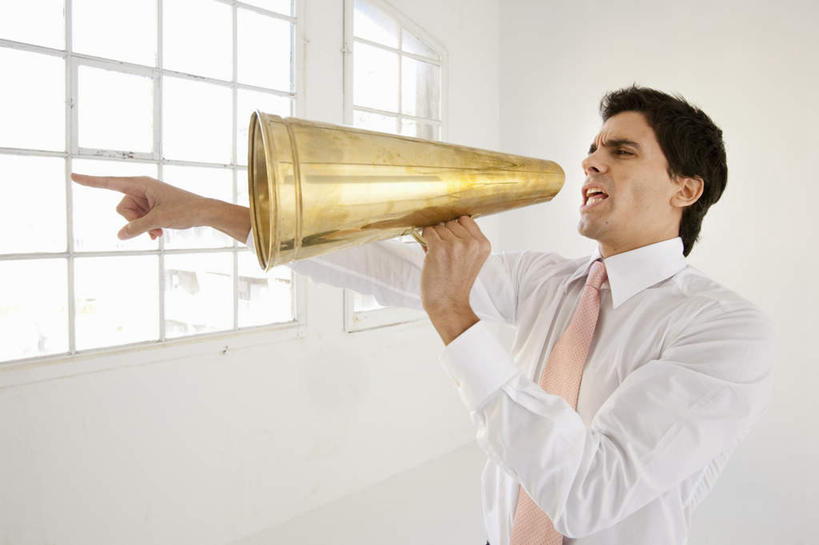 西方人,一个人,商务人士,商务男性,站,横图,室内,白天,正面,衬衫,窗户,欧洲,欧洲人,仅一个男性,仅一个人,仅一个中年男性,握,指,套装,墙,拿,拿着,注视,方向,喇叭,玻璃窗,墙壁,墙面,一个,话筒,观察,看,手势,站着,握着,单个,观看,察看,指向,食指,关注,传声筒,商务装,工薪阶层,男人,男性,中年男性,白种人,白领,上班族,站立,半身,彩图,衬衣