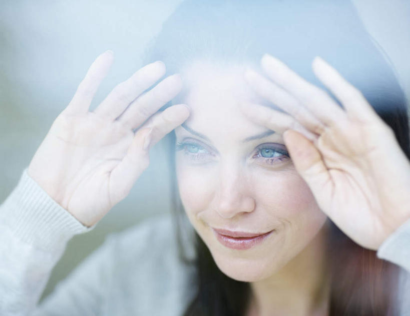 西方人,脸,头,脸颊,手,一个人,举,笑,摸,微笑,横图,室内,特写,白天,正面,窗户,落地窗,欧洲,欧洲人,双手,仅一个年轻女性,仅一个女性,仅一个人,抚摸,注视,肩膀,玻璃窗,观察,看,托,手部,观看,察看,关注,年轻女性,女人,女性,白种人,头部,脸部,脸蛋,面部,触摸,接触,举起,举手,举着,向上举,向上伸,向上托,半身,彩图