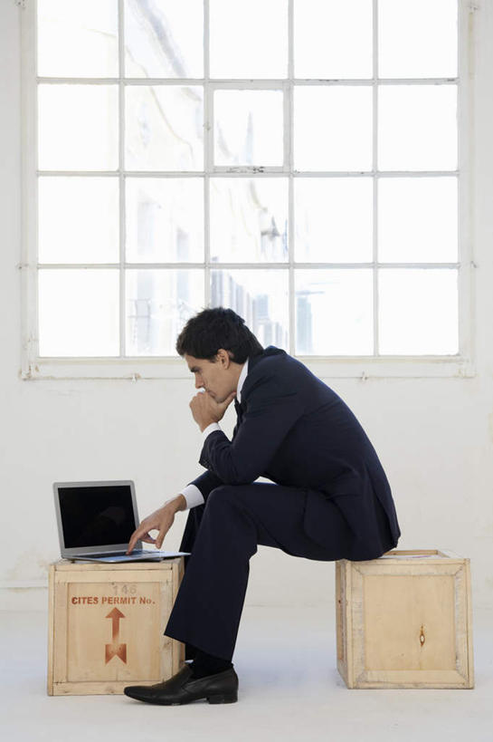 西方人,一个人,商务人士,商务男性,坐,竖图,室内,白天,侧面,衬衫,电脑,笔记本电脑,窗户,地板,落地窗,欧洲,欧洲人,仅一个男性,仅一个人,仅一个中年男性,撑,敲打,套装,网络,木制,木盒,墙,地面,托腮,注视,输入,通讯设备,木地板,玻璃窗,墙壁,墙面,木制品,容器,打字,观察,看,托,观看,储藏,点击,一台,敲击,察看,无线,储存,关注,托下巴,通信设备,商务装,无线网络,无线上网,便携式电脑,工薪阶层,按键,手提电脑,男人,男性,中年男性,白种人,白领,上班族,坐着,彩图,全身,衬衣,贮存