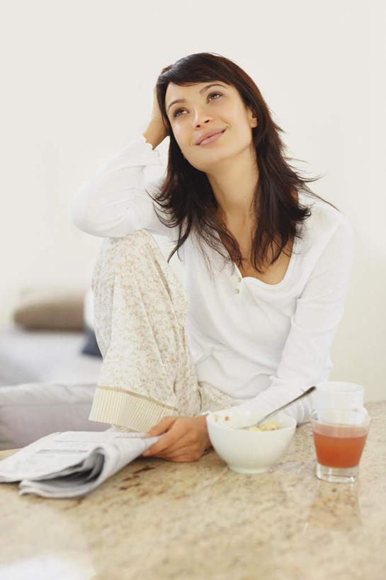 果汁,西方人,一个人,坐,竖图,室内,白天,正面,餐桌,桌子,杯子,书籍,欧洲,欧洲人,仅一个女性,仅一个人,撑,握,服装,墙,饮品,拿,拿着,注视,休闲装,墙壁,墙面,玻璃制品,饮料,衣服,水杯,观察,看,仅一个中年女性,休闲,休闲服,握着,服饰,餐台,观看,察看,撑着,关注,可口,适口,女人,女性,中年女性,白种人,玻璃杯,书,图书,坐着,半身,彩图