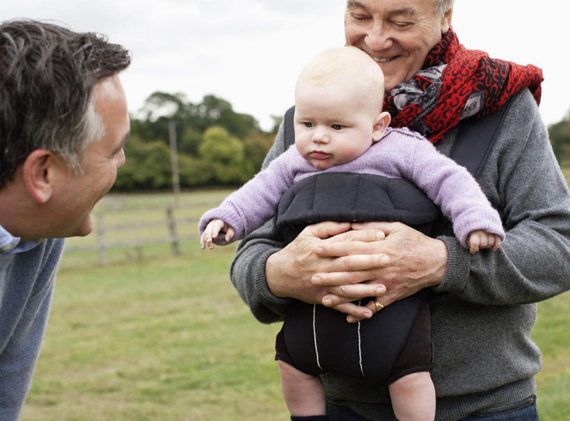 西方人,婴儿,儿童,三个人,家庭,父亲,儿子,站,抱,笑,微笑,露齿笑,横图,室外,白天,正面,婴儿服装,纯洁,草地,草坪,树林,植物,欧洲,欧洲人,服装,注视,休闲装,草,树,树木,小孩,衣服,蓝色,绿色,蓝天,天空,自然,天,观察,看,站着,休闲,温暖,温馨,父子,一家人,休闲服,父爱,可爱,服饰,活泼,生长,晴朗,成长,抱着,观看,和睦,察看,搂着,关注,宝宝,纯真,烂漫,无邪,万里无云,伶俐,天真,男人,男性,中年男性,白种人,孩子,晴空,晴空万里,搂,搂抱,站立,半身,彩图,婴儿服,融洽