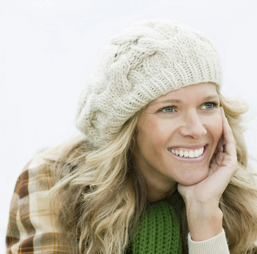 西方人,脸,头,脸颊,一个人,站,笑,微笑,露齿笑,横图,室内,特写,白天,白色背景,正面,帽子,欧洲,欧洲人,仅一个女性,仅一个人,撑,服装,托腮,注视,休闲装,肩膀,衣服,观察,看,托,站着,仅一个中年女性,休闲,休闲服,金色,摄影,服饰,影棚,观看,察看,关注,托下巴,棉帽,女人,女性,中年女性,白种人,头部,长发,卷发,脸部,脸蛋,面部,站立,半身,彩图,影棚拍摄,拍摄