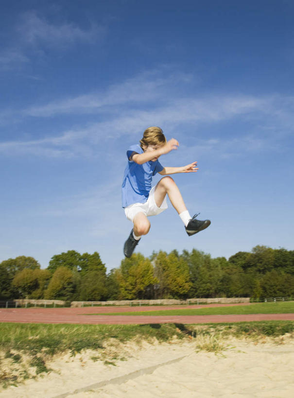 西方人,儿童,一个人,跳,伸展双臂,竖图,室外,白天,仰视,运动服,锻炼,旅游,度假,纯洁,运动,草地,草坪,树林,植物,欧洲,欧洲人,仅一个男性,仅一个人,服装,沙子,云,云朵,半空,云彩,注视,娱乐,草,树,树木,小孩,衣服,蓝色,绿色,白云,蓝天,天空,自然,天,观察,看,仅一个小孩,享受,休闲,放松,可爱,童年,童趣,服饰,生长,晴朗,成长,观看,察看,衣着,穿着,关注,室外运动,户外运动,童真,烂漫,无邪,衣饰,天真,男孩,男人,男性,白种人,孩子,晴空,敞开双臂,伸开双臂,跳跃,展开双肩,张开手臂,张开双臂,彩图,低角度拍摄,全身,健身,男生,运动装