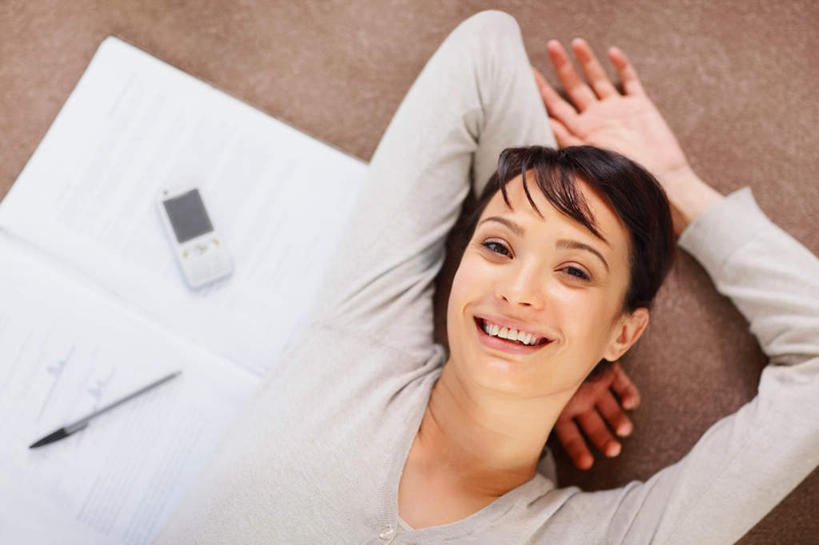 西方人,一个人,商务人士,商务女性,躺,笑,打电话,微笑,露齿笑,横图,俯视,室外,白天,地板,电话,手机,欧洲,欧洲人,仅一个年轻女性,仅一个女性,仅一个人,套装,服装,笔,材料,档案,文件,纸,办公用品,注视,休闲装,通讯设备,文具,衣服,手稿,学习用品,资料,观察,看,休闲,休闲服,服饰,观看,文具用品,证明,察看,关注,文档,商务装,工薪阶层,卧着,交流,年轻女性,女人,女性,白种人,白领,上班族,沟通,躺着,通话,卧,半身,彩图,高角度拍摄