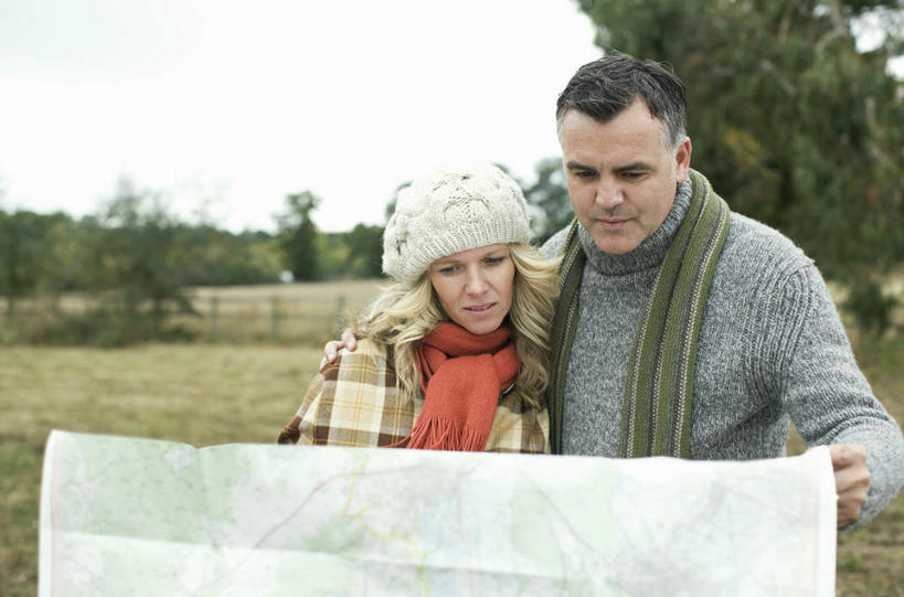 西方人,中年人,两个人,家庭,夫妻,站,横图,室外,白天,正面,毛衣,爱情,草地,草坪,树林,植物,道路,地图,帽子,欧洲,欧洲人,握,朦胧,模糊,装饰,信息,交通,浪漫,拿,拿着,注视,方向,草,树,树木,蓝色,绿色,蓝天,天空,自然,围巾,天,观察,看,靠,靠着,站着,温暖,温馨,一家人,恩爱,握着,恋人,生长,晴朗,成长,围脖,观看,引导,指引,保暖,华丽,点缀,和睦,察看,御寒,关注,线衫,万里无云,衬托,美观,雅致,雅观,棉帽,男人,男性,女人,女性,中年男性,中年女性,白种人,夫妇,情侣,晴空,晴空万里,站立,半身,彩图,绒衣,套衫,套头毛衣,线衣,伴侣,融洽,导航