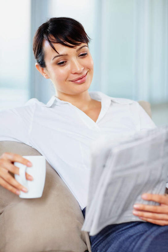 西方人,一个人,商务人士,商务女性,客厅,坐,笑,微笑,竖图,室内,白天,正面,窗帘,沙发,报纸,杯子,欧洲,欧洲人,仅一个女性,仅一个人,握,套装,朦胧,模糊,装饰,信息,陶瓷,陶瓷制品,拿,拿着,注视,帘子,马克杯,水杯,观察,看,仅一个中年女性,遮阳,握着,观看,新闻,华丽,修饰,点缀,察看,起居室,关注,商务装,布艺沙发,工薪阶层,衬托,美观,雅致,雅观,客堂,女人,女性,中年女性,白种人,白领,上班族,坐着,半身,彩图,报刊