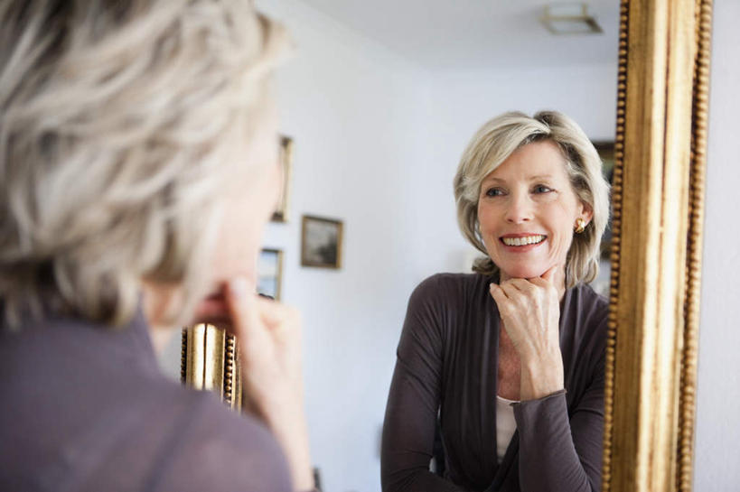 西方人,一个人,站,笑,微笑,露齿笑,横图,室内,白天,绘画,镜子,欧洲,欧洲人,仅一个女性,仅一个人,撑,服装,艺术,装饰,墙,托腮,注视,休闲装,文化,壁画,墙壁,墙面,背面,衣服,观察,看,托,站着,休闲,休闲服,服饰,仅一个老年女性,观看,华丽,修饰,点缀,镜像,察看,镜面,关注,托下巴,挂画,衬托,美观,雅致,雅观,老年女性,女人,女性,白种人,画画,站立,半身,彩图