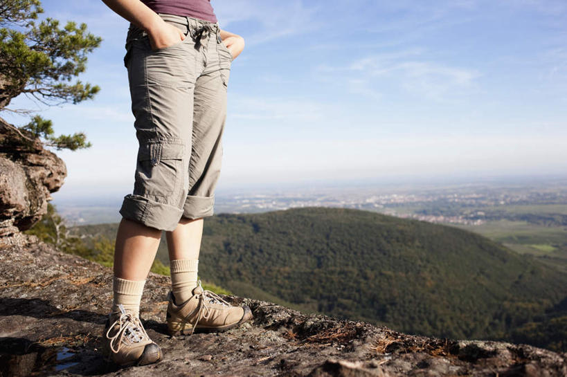 西方人,一个人,站,横图,室外,白天,侧面,运动服,锻炼,旅游,度假,运动,草地,草坪,石头,山,山脉,树林,植物,欧洲,欧洲人,仅一个女性,仅一个人,阴影,服装,光线,石子,影子,山峰,云,云朵,山峦,云彩,娱乐,草,树,树木,衣服,蓝色,绿色,白云,蓝天,天空,阳光,自然,群山,天,站着,仅一个中年女性,享受,休闲,放松,服饰,生长,晴朗,成长,双手插袋,衣着,穿着,室外运动,手插袋,户外运动,双手抄兜,双手放兜,衣饰,女人,女性,中年女性,白种人,石块,岩石,晴空,插兜,两手抄兜,两手放兜,手插兜,手放口袋,站立,半身,彩图,健身,手抄兜,运动装