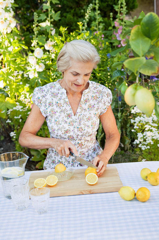 西方人,一个人,站,竖图,室外,白天,正面,花海,花圃,树林,植物,餐桌,桌子,柠檬,叶子,玻璃,金属制品,欧洲,欧洲人,仅一个女性,仅一个人,许多,切开,握,阴影,服装,盛开,光线,金属,工具,影子,案板,刀具,很多,凌乱,拿,花蕾,拿着,注视,休闲装,玻璃制品,砧板,花,花瓣,花朵,花卉,鲜花,树,树木,衣服,绿色,阳光,自然,容器,碗,刀,花丛,花束,花田,花苞,花蕊,低头,观察,看,切,站着,休闲,休闲服,握着,服饰,仅一个老年女性,生长,成长,餐台,观看,储藏,察看,混乱,储存,关注,菜刀,剖面,切面,切菜刀,纷乱,缭乱,庞杂,老年女性,女人,女性,白种人,益母果,柠果,站立,半身,彩图,贮存