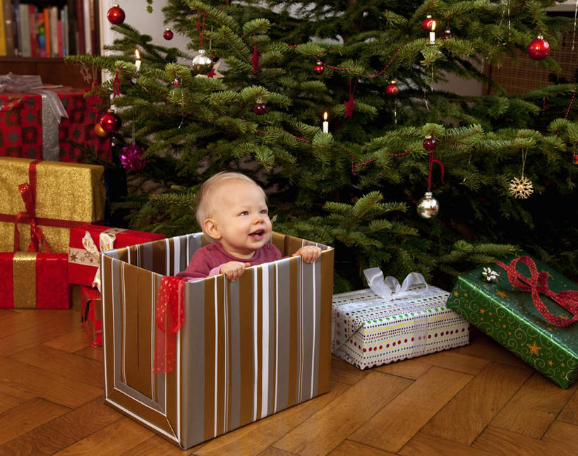 西方人,婴儿,儿童,一个人,站,笑,微笑,露齿笑,横图,室内,白天,正面,纯洁,植物,礼盒,礼物,照明,欧洲,圣诞节,欧洲人,仅一个人,一堆,握,阴影,堆叠,堆积,节日,庆祝,装饰,环绕,缠绕,反射,彩灯,挂饰,丝绸,丝带,影子,纸盒,灯光,圣诞树,缎带,圣诞球,拿,拿着,注视,文化,绸带,灯,盒子,球,树,树木,小孩,绿色,自然,包装盒,礼品盒,灯具,观察,看,站着,庆典,球体,可爱,握着,花灯,礼品,活泼,生长,成长,观看,纪念,堆,华丽,修饰,照亮,点缀,察看,照明设备,关注,宝宝,纠缠,纯真,烂漫,无邪,衬托,美观,雅致,雅观,伶俐,天真,白种人,孩子,站立,彩图,全身
