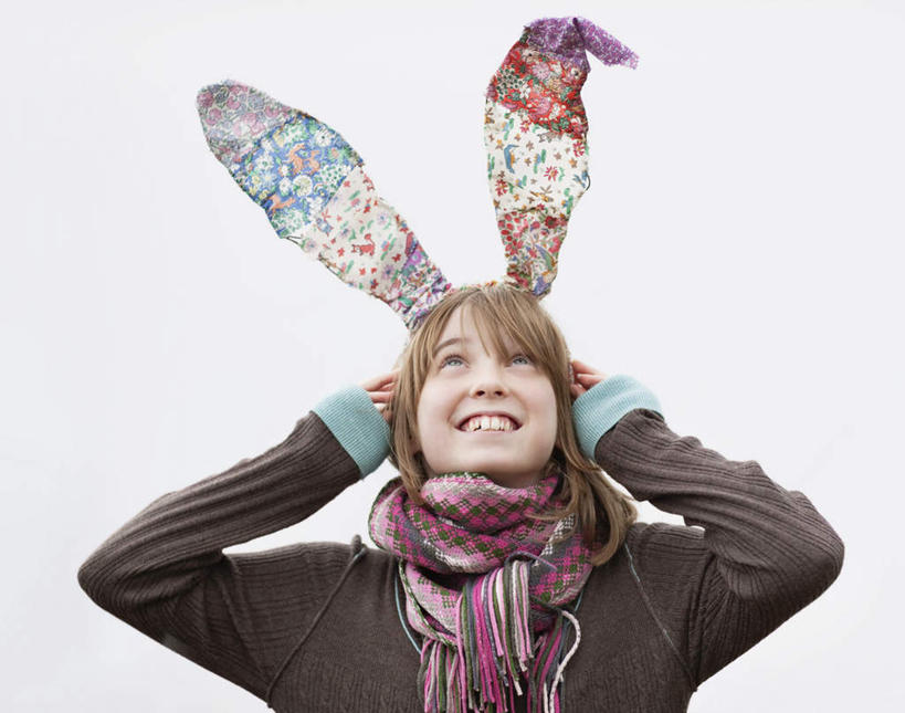 西方人,儿童,脸,头,脸颊,手,头发,一个人,站,举,笑,微笑,露齿笑,横图,室内,特写,白天,白色背景,正面,纯洁,哺乳动物,欧洲,欧洲人,双手,仅一个女性,仅一个人,一条,握,服装,装饰,兔子,头饰,棕色,拿,拿着,注视,休闲装,肩膀,一个,小孩,衣服,灰色,动物,发箍,发饰,饰品,围巾,观察,看,托,站着,仅一个小孩,休闲,温暖,手部,休闲服,可爱,童年,童趣,握着,摄影,服饰,影棚,单个,头箍,围脖,观看,保暖,华丽,修饰,兔,点缀,察看,御寒,关注,发卡,童真,烂漫,无邪,配饰,衬托,美观,雅致,雅观,昂首,天真,女孩,女人,女性,白种人,孩子,头部,长发,直发,脸部,脸蛋,面部,举起,举手,举着,抬头,向上举,向上伸,向上托,仰头,站立,半身,彩图,影棚拍摄,拍摄,女生