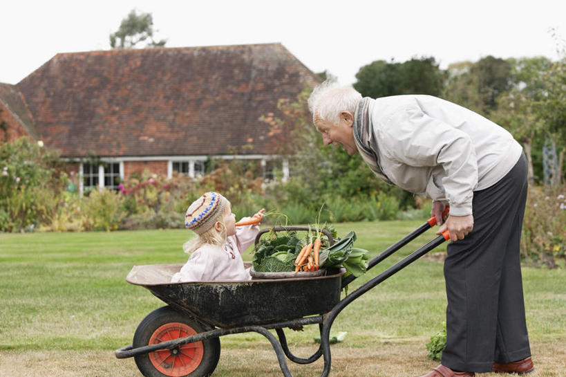 西方人,儿童,老年人,两个人,家庭,祖父,家,站,坐,横图,室外,白天,正面,纯洁,草地,草坪,植物,帽子,欧洲,欧洲人,一辆,弯腰,握,阴影,服装,光线,影子,房屋,屋子,拿,拿着,注视,休闲装,楼房,相视,住宅,车,草,树,树木,小孩,衣服,绿色,天空,阳光,自然,手推车,交通工具,天,观察,看,站着,休闲,温暖,温馨,一家人,面对面,休闲服,可爱,童年,童趣,握着,服饰,独轮车,生长,晴朗,爷爷,成长,观看,祖孙,对视,和睦,察看,互视,关注,载具,相对,童真,烂漫,无邪,外孙女,外公,外祖父,万里无云,相看,无边帽,弯身,一顶,天真,老年男性,男人,男性,女孩,白种人,孩子,孙女,晴空,晴空万里,站立,坐着,彩图,全身,房子,融洽,女生