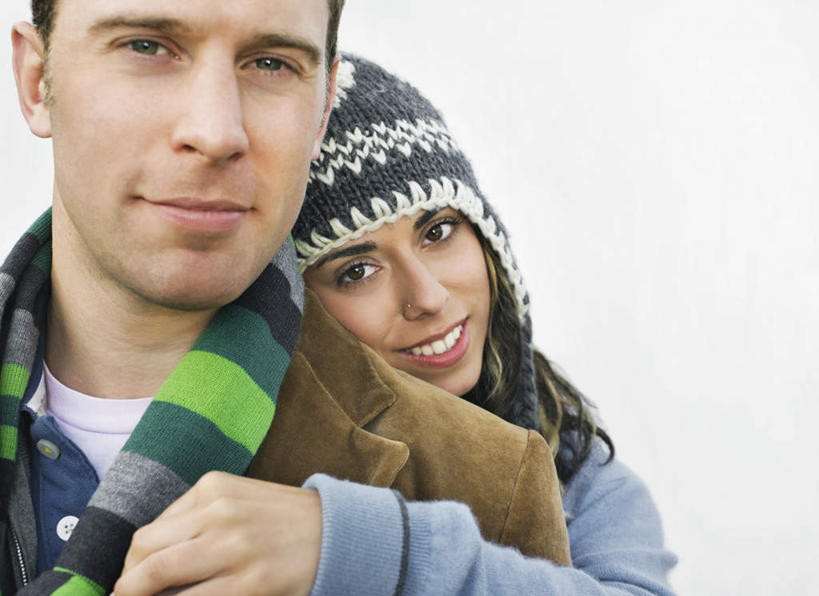 西方人,脸,头,脸颊,两个人,站,抱,笑,微笑,露齿笑,横图,室内,特写,白天,白色背景,正面,帽子,欧洲,欧洲人,一条,服装,装饰,注视,休闲装,肩膀,衣服,围巾,观察,看,靠,靠着,站着,休闲,温暖,休闲服,搭,摄影,服饰,影棚,围脖,抱着,观看,保暖,华丽,点缀,察看,搂着,御寒,搭着,关注,衬托,美观,雅致,雅观,一顶,编织帽,男人,男性,年轻女性,女人,女性,中年男性,白种人,头部,脸部,脸蛋,面部,搂,搂抱,站立,半身,彩图,影棚拍摄,拍摄