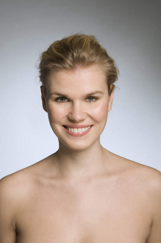 西方人,脸,头,脸颊,一个人,站,笑,微笑,露齿笑,竖图,室内,特写,白天,正面,欧洲,欧洲人,仅一个年轻女性,仅一个女性,仅一个人,灰色背景,注视,裸露,肩膀,观察,看,站着,摄影,影棚,观看,察看,关注,裸,年轻女性,女人,女性,白种人,头部,脸部,脸蛋,面部,站立,半身,彩图,影棚拍摄,拍摄