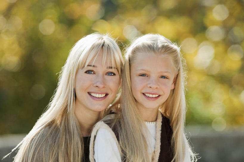 西方人,儿童,脸,头,脸颊,两个人,家庭,母亲,女儿,坐,笑,微笑,露齿笑,横图,室外,特写,白天,正面,纯洁,植物,欧洲,欧洲人,阴影,服装,朦胧,模糊,光线,影子,注视,休闲装,肩膀,树,树木,小孩,衣服,绿色,阳光,自然,观察,看,靠,靠着,休闲,温暖,温馨,母女,一家人,休闲服,可爱,母爱,童年,童趣,服饰,生长,成长,观看,和睦,察看,关注,童真,烂漫,无邪,天真,年轻女性,女孩,女人,女性,白种人,孩子,年轻人,头部,脸部,脸蛋,面部,坐着,半身,彩图,融洽,女生