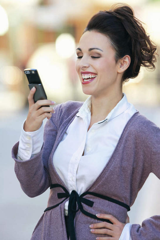 西方人,一个人,站,笑,打电话,微笑,露齿笑,竖图,室外,白天,正面,电话,手机,欧洲,欧洲人,仅一个年轻女性,仅一个女性,仅一个人,握,服装,拿,拿着,注视,休闲装,通讯设备,手叉腰,衣服,叉腰,观察,看,站着,休闲,休闲服,握着,服饰,观看,察看,关注,一部,交流,年轻女性,女人,女性,白种人,沟通,通话,站立,半身,彩图