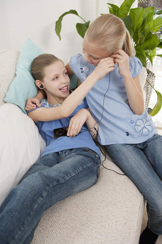 西方人,儿童,两个人,家庭,客厅,坐,躺,笑,微笑,露齿笑,竖图,俯视,室内,白天,陶醉,快乐,满意,幸福,纯洁,植物,靠垫,沙发,欧洲,欧洲人,握,服装,盆栽,靠枕,盆景,音响,音乐,拿,听,音乐播放器,拿着,注视,休闲装,娱乐,小孩,衣服,绿色,自然,耳机,随身听,垫子,枕头,观察,看,享受,休闲,温暖,温馨,一家人,休闲服,放松,可爱,童年,童趣,握着,服饰,生长,成长,观看,和睦,察看,起居室,舒适,享乐,关注,MP3播放器,布艺沙发,童真,烂漫,无邪,客堂,卧着,天真,女孩,女人,女性,白种人,躺着,卧,坐着,半身,彩图,高角度拍摄,融洽,播放器,女生,沉醉