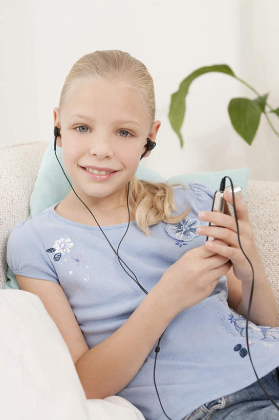 西方人,儿童,一个人,客厅,坐,笑,微笑,露齿笑,竖图,室内,白天,正面,陶醉,快乐,满意,幸福,纯洁,植物,靠垫,沙发,欧洲,欧洲人,仅一个女性,仅一个人,握,服装,盆栽,靠枕,盆景,音响,音乐,拿,音乐播放器,拿着,注视,休闲装,娱乐,小孩,衣服,绿色,自然,耳机,随身听,垫子,枕头,观察,看,仅一个小孩,享受,休闲,休闲服,放松,可爱,童年,童趣,握着,服饰,生长,成长,观看,察看,起居室,舒适,享乐,关注,MP3播放器,布艺沙发,童真,烂漫,无邪,客堂,天真,女孩,女人,女性,白种人,孩子,坐着,半身,彩图,播放器,女生,沉醉