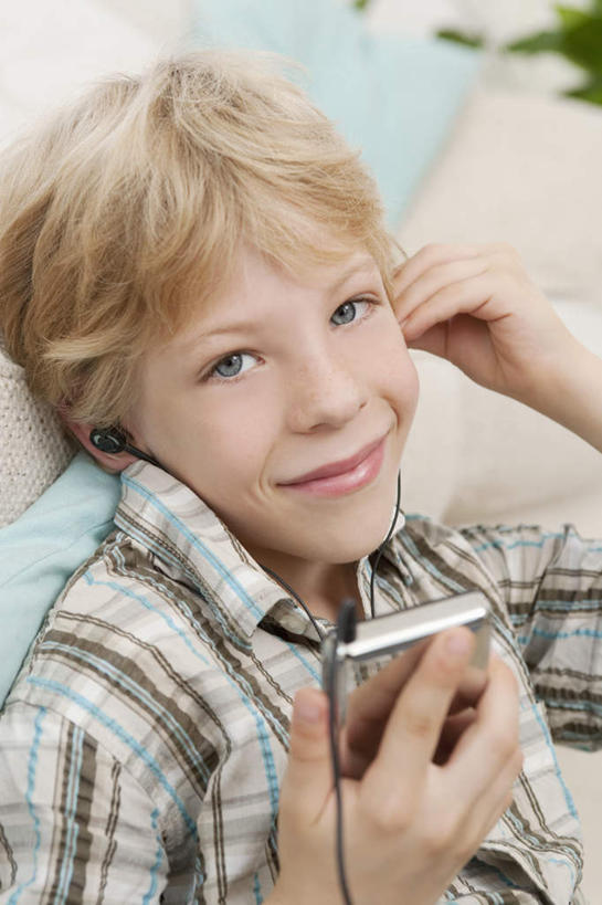 西方人,儿童,一个人,客厅,坐,笑,微笑,竖图,室内,白天,正面,陶醉,快乐,满意,幸福,纯洁,植物,靠垫,沙发,欧洲,欧洲人,仅一个男性,仅一个人,握,服装,盆栽,靠枕,盆景,音响,音乐,拿,音乐播放器,拿着,注视,休闲装,娱乐,小孩,衣服,绿色,自然,耳机,随身听,垫子,枕头,观察,看,仅一个小孩,享受,休闲,休闲服,放松,可爱,童年,童趣,握着,服饰,生长,成长,观看,察看,起居室,舒适,享乐,关注,MP3播放器,布艺沙发,童真,烂漫,无邪,客堂,天真,男孩,男人,男性,白种人,孩子,坐着,半身,彩图,播放器,男生,沉醉