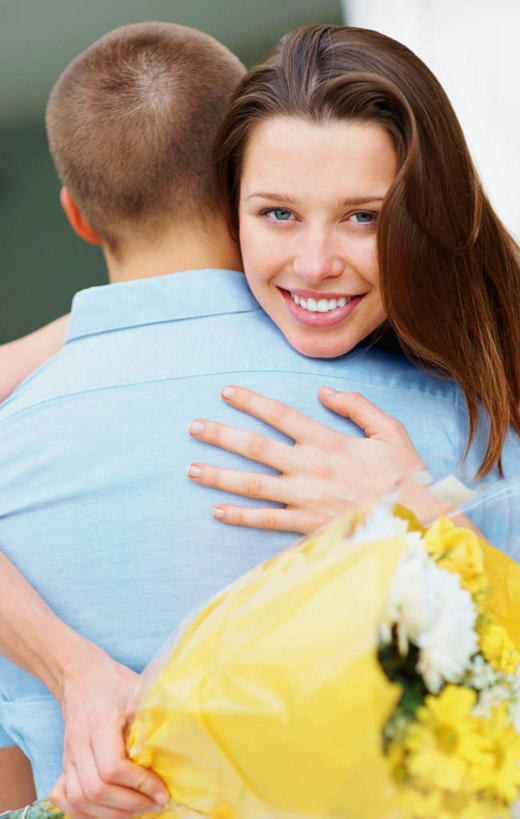 西方人,背部,两个人,站,抱,笑,微笑,露齿笑,竖图,室外,白天,正面,爱情,欧洲,欧洲人,服装,盛开,浪漫,花蕾,注视,休闲装,花,花瓣,花朵,鲜花,衣服,花苞,花蕊,观察,看,站着,休闲,温暖,温馨,休闲服,恩爱,恋人,服饰,抱着,观看,和睦,察看,搂着,关注,男人,男性,年轻男性,年轻女性,女人,女性,白种人,情侣,怀抱,搂,搂抱,相抱,拥抱,站立,半身,彩图,伴侣,融洽