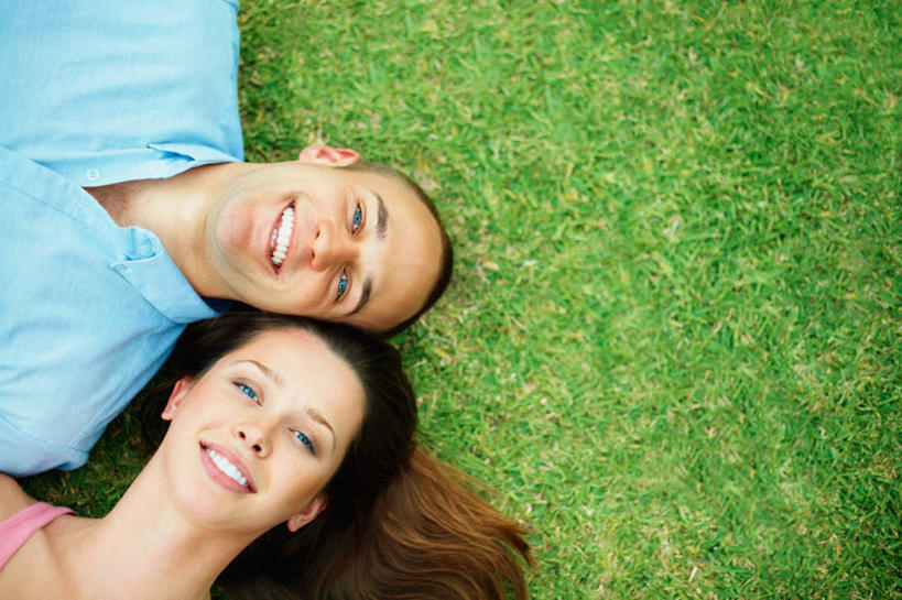 西方人,两个人,躺,笑,微笑,露齿笑,横图,俯视,室外,白天,爱情,草地,草坪,植物,欧洲,欧洲人,服装,浪漫,注视,休闲装,草,衣服,绿色,观察,看,休闲,温暖,温馨,休闲服,恩爱,恋人,服饰,观看,和睦,察看,关注,卧着,男人,男性,年轻男性,年轻女性,女人,女性,白种人,情侣,躺着,卧,半身,彩图,高角度拍摄,伴侣,融洽