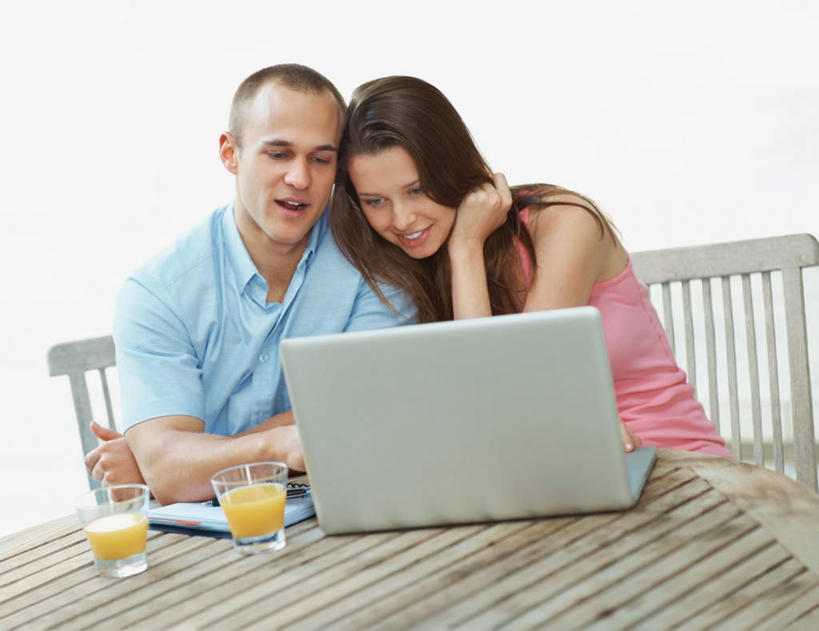 果汁,西方人,两个人,坐,笑,微笑,露齿笑,横图,室外,白天,正面,爱情,电脑,笔记本电脑,桌面,桌子,杯子,椅子,欧洲,欧洲人,服装,网络,木制,木椅,饮品,浪漫,注视,休闲装,通讯设备,玻璃制品,饮料,衣服,蓝色,蓝天,天空,木制品,水杯,天,观察,看,靠,靠着,休闲,温暖,温馨,休闲服,恩爱,恋人,服饰,晴朗,观看,和睦,察看,无线,关注,可口,通信设备,无线网络,无线上网,便携式电脑,万里无云,适口,手提电脑,男人,男性,年轻男性,年轻女性,女人,女性,白种人,情侣,玻璃杯,晴空,晴空万里,坐着,半身,彩图,伴侣,融洽