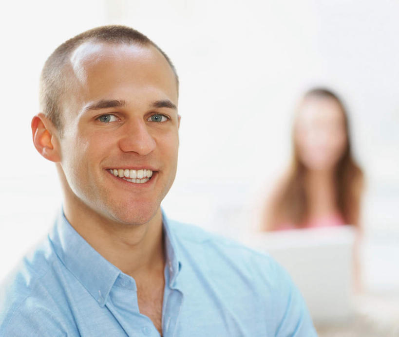 西方人,两个人,坐,笑,微笑,露齿笑,横图,室外,白天,正面,爱情,电脑,笔记本电脑,欧洲,欧洲人,服装,朦胧,模糊,网络,浪漫,注视,休闲装,通讯设备,衣服,观察,看,休闲,温暖,温馨,休闲服,恩爱,恋人,服饰,观看,和睦,察看,无线,关注,通信设备,无线网络,无线上网,便携式电脑,手提电脑,男人,男性,年轻男性,年轻女性,女人,女性,白种人,情侣,坐着,半身,彩图,伴侣,融洽