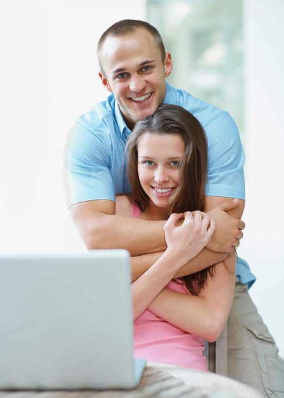 西方人,两个人,站,坐,抱,笑,微笑,露齿笑,竖图,室外,白天,正面,爱情,电脑,笔记本电脑,窗户,欧洲,欧洲人,服装,朦胧,模糊,网络,墙,浪漫,注视,休闲装,通讯设备,玻璃窗,墙壁,墙面,衣服,观察,看,站着,休闲,温暖,温馨,休闲服,恩爱,恋人,服饰,抱着,观看,和睦,察看,无线,搂着,关注,通信设备,无线网络,无线上网,便携式电脑,手提电脑,男人,男性,年轻男性,年轻女性,女人,女性,白种人,情侣,搂,搂抱,站立,坐着,半身,彩图,伴侣,融洽