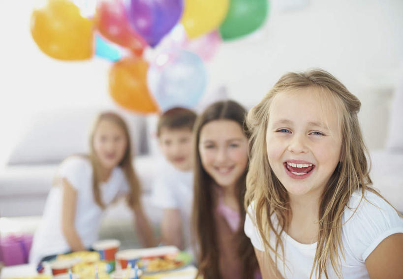 点心,西方人,儿童,四个人,伙伴,朋友,客厅,坐,笑,微笑,露齿笑,横图,彩色,室内,白天,正面,友谊,纯洁,餐桌,沙发,桌子,餐具,蜡烛,欧洲,欧洲人,许多,阴影,服装,朦胧,模糊,装饰,光线,碟子,火焰,盘,影子,烛光,塑料,食品,很多,燃烧,注视,休闲装,文化,食物,糕点,小孩,衣服,盘子,气球,塑料制品,碟,生日蛋糕,点燃,观察,看,祈祷,休闲,休闲服,橡胶,可爱,童年,童趣,许愿,服饰,餐台,观看,纪念,华丽,修饰,祈求,点缀,察看,起居室,关注,布艺沙发,童真,橡胶制品,烂漫,无邪,衬托,美观,雅致,雅观,客堂,平安,天真,友情,男孩,男人,男性,女孩,女人,女性,白种人,坐着,半身,彩图,蛋糕,男生,女生