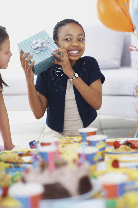 点心,西方人,两个人,伙伴,朋友,客厅,坐,笑,微笑,露齿笑,竖图,彩色,室内,白天,正面,友谊,纯洁,餐桌,沙发,桌子,餐具,蜡烛,礼盒,礼物,欧洲,非洲,黑人,欧洲人,许多,阴影,服装,朦胧,模糊,装饰,光线,碟子,火焰,盘,丝绸,丝带,影子,纸盒,烛光,塑料,食品,缎带,很多,燃烧,注视,休闲装,文化,绸带,盒子,食物,糕点,衣服,包装盒,盘子,气球,塑料制品,礼品盒,碟,生日蛋糕,点燃,观察,看,祈祷,休闲,休闲服,橡胶,可爱,童年,童趣,许愿,服饰,礼品,餐台,观看,纪念,华丽,修饰,祈求,点缀,察看,起居室,关注,布艺沙发,童真,橡胶制品,烂漫,无邪,衬托,美观,雅致,雅观,客堂,平安,天真,友情,年轻女性,女人,女性,白种人,非洲人,坐着,半身,彩图,蛋糕