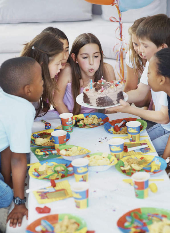 点心,西方人,儿童,伙伴,朋友,坐,捧,笑,微笑,露齿笑,竖图,俯视,彩色,室内,白天,友谊,纯洁,餐桌,桌子,餐具,蜡烛,欧洲,非洲,黑人,欧洲人,许多,阴影,服装,朦胧,模糊,装饰,光线,碟子,火焰,盘,影子,烛光,塑料,食品,很多,许多人,燃烧,注视,休闲装,文化,食物,糕点,小孩,衣服,盘子,气球,塑料制品,碟,生日蛋糕,吹,点燃,观察,看,祈祷,一群人,休闲,休闲服,橡胶,可爱,童年,童趣,许愿,服饰,餐台,观看,纪念,华丽,修饰,祈求,点缀,察看,关注,童真,橡胶制品,烂漫,无邪,衬托,美观,雅致,雅观,平安,天真,友情,男孩,男人,男性,女孩,女人,女性,白种人,非洲人,端,端着,捧着,手捧,坐着,半身,彩图,高角度拍摄,蛋糕,男生,女生