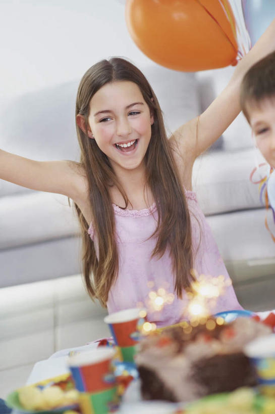 点心,西方人,儿童,两个人,伙伴,朋友,客厅,坐,伸展双臂,笑,微笑,露齿笑,竖图,彩色,室内,白天,正面,友谊,纯洁,餐桌,沙发,桌子,餐具,蜡烛,欧洲,欧洲人,许多,阴影,服装,朦胧,模糊,装饰,光线,碟子,火焰,盘,影子,烛光,塑料,食品,很多,燃烧,注视,休闲装,文化,食物,糕点,小孩,衣服,盘子,气球,塑料制品,碟,生日蛋糕,点燃,观察,看,祈祷,休闲,休闲服,橡胶,可爱,童年,童趣,许愿,服饰,餐台,观看,纪念,华丽,修饰,祈求,点缀,察看,起居室,关注,布艺沙发,童真,橡胶制品,烂漫,无邪,衬托,美观,雅致,雅观,客堂,平安,天真,友情,男孩,男人,男性,女孩,女人,女性,白种人,敞开双臂,伸开双臂,展开双肩,张开手臂,张开双臂,坐着,半身,彩图,蛋糕,男生,女生