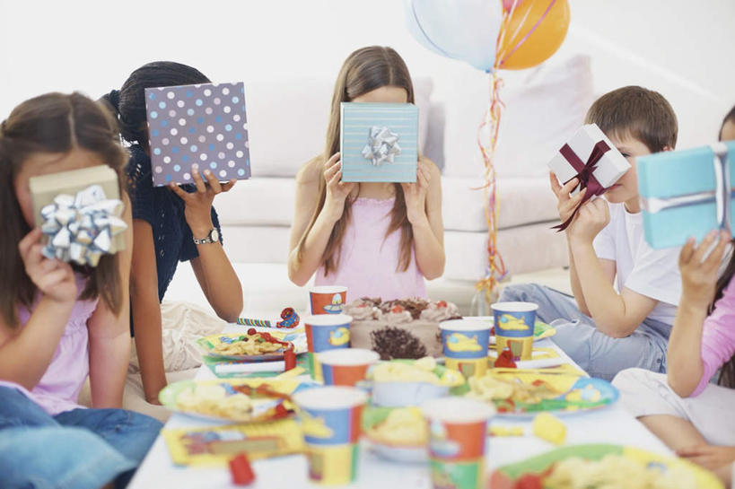 西方人,儿童,伙伴,朋友,客厅,坐,横图,室内,白天,正面,友谊,纯洁,餐桌,沙发,桌子,杯子,餐具,礼盒,礼物,欧洲,非洲,黑人,欧洲人,五个人,握,服装,朦胧,模糊,装饰,碟子,盘,丝绸,丝带,纸盒,塑料,缎带,许多人,拿,拿着,休闲装,绸带,盒子,小孩,衣服,包装盒,盘子,气球,水杯,塑料制品,礼品盒,碟,一群人,休闲,休闲服,橡胶,可爱,童年,童趣,握着,遮,遮掩,服饰,礼品,餐台,华丽,修饰,点缀,起居室,掩盖,遮挡,布艺沙发,童真,橡胶制品,烂漫,无邪,遮盖,衬托,美观,雅致,雅观,掩饰,客堂,天真,友情,男孩,男人,男性,女孩,女人,女性,白种人,非洲人,茶杯,坐着,半身,彩图,男生,女生